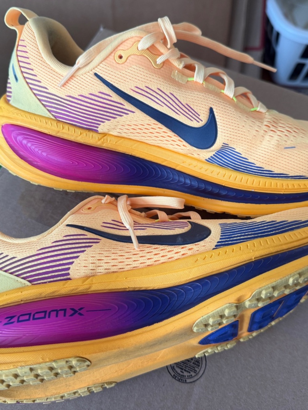 Nike Men’s Volmero 18 Yellow/Purple/Blue Running Shoes size 9.5 - Picture 3 of 7